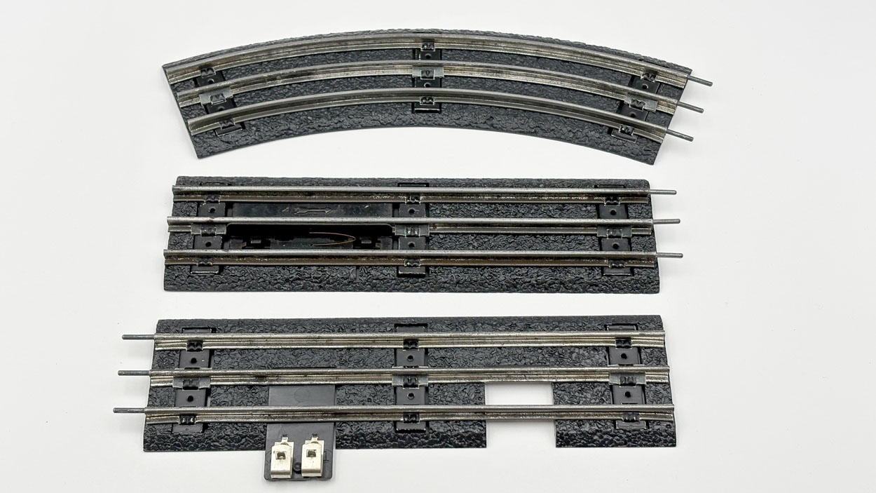 0 Gauge Track with Road Bed